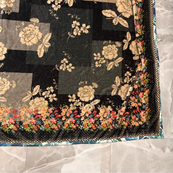 💕 JOHNNY WAS WILLA TRAVEL BLANKET Floral dotted pattern and flourishing blooms - Picture 4 of 10